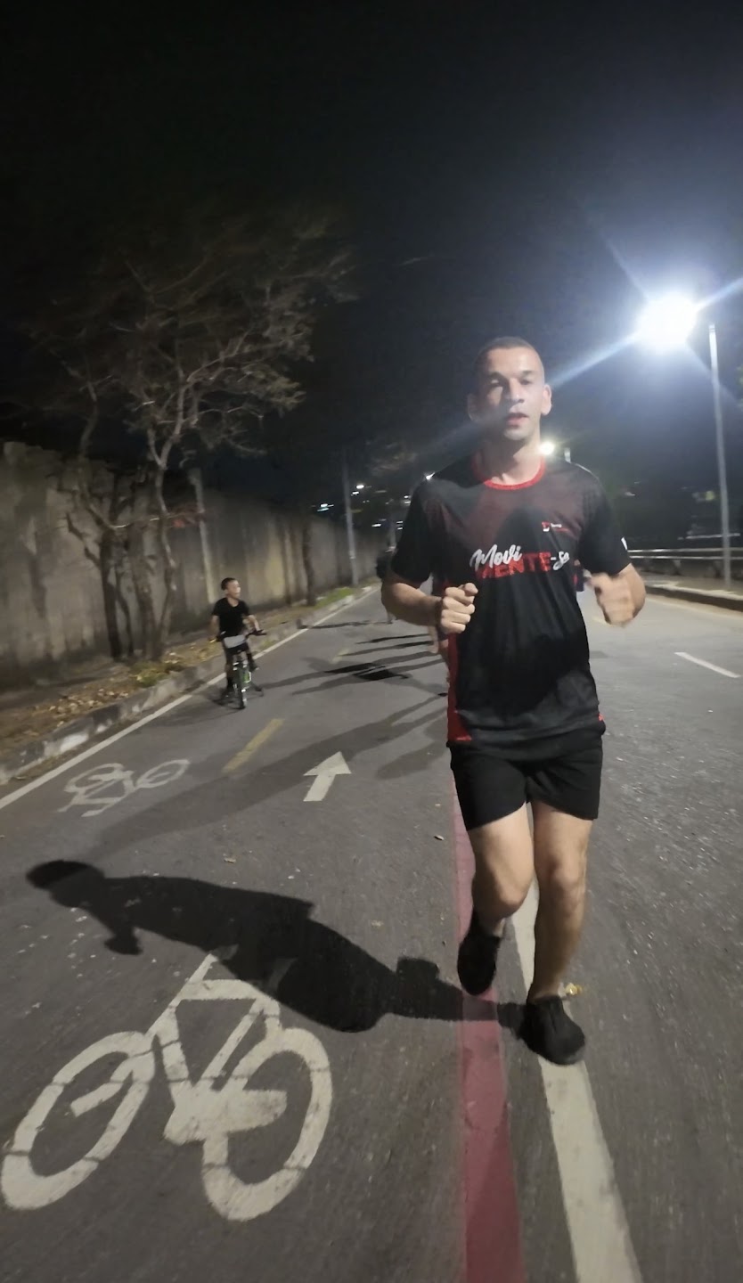 Corredor durante treino noturno
